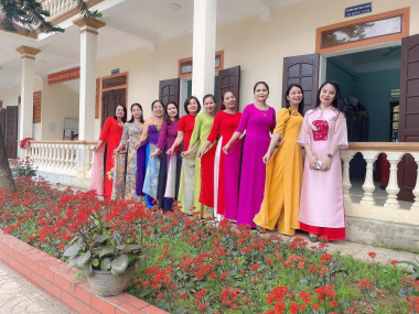 Nữ công BQL Khu BTTN Pù Huống tham gia hưởng ứng tuần lễ áo dài năm 2023 (Từ 01/3-08/3/2023)
