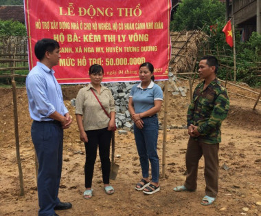 BQL Khu BTTN Pù Huống hỗ trợ xây dựng nhà ở cho hộ nghèo có hoàn cảnh khó khăn tại bản Canh xã Nga My huyện Tương Dương tỉnh Nghệ An.