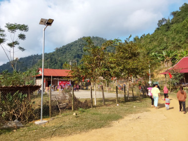 Đưa đèn năng lượng mặt trời thắp sáng nhà văn hóa Cộng đồng, đường làng của Bản Na Kho vùng đệm nằm trong vùng lõi rừng đặc dụng Pù Huống
